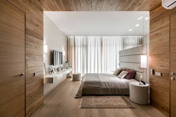 Dormitorio en suite con mucha madera