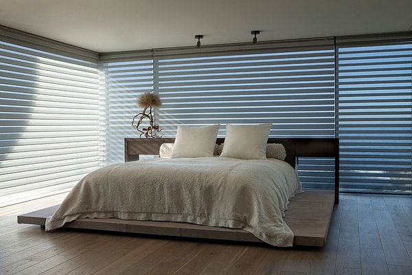Dormitorio moderno con paredes de vidrio