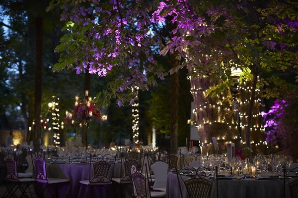 Ideas para iluminar fiestas de casamiento al aire libre
