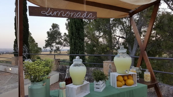 Puestos de limonada para decorar bodas