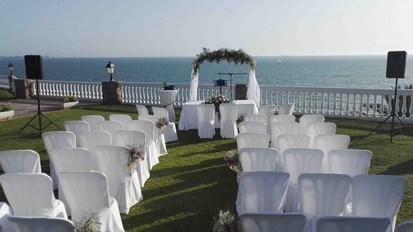 Sillas decoradas para una boda al aire libre