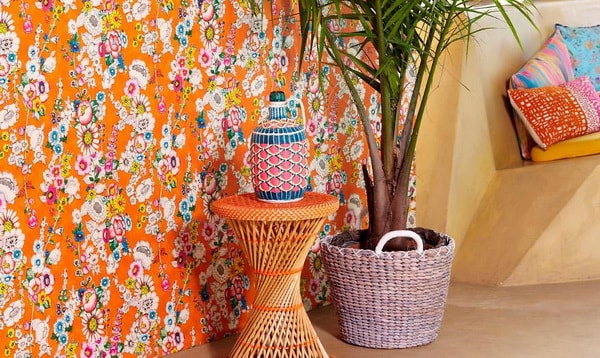 Papel pintado floral en color naranja