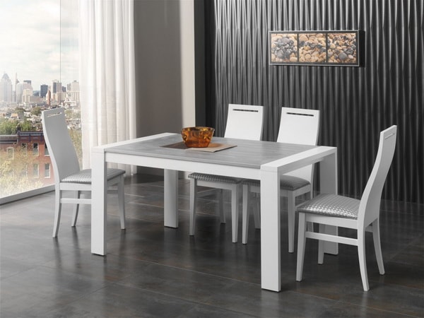 Comedor moderno con sillas de madera blancas