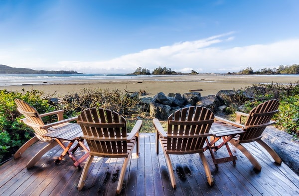 Sillones de madera en exteriores