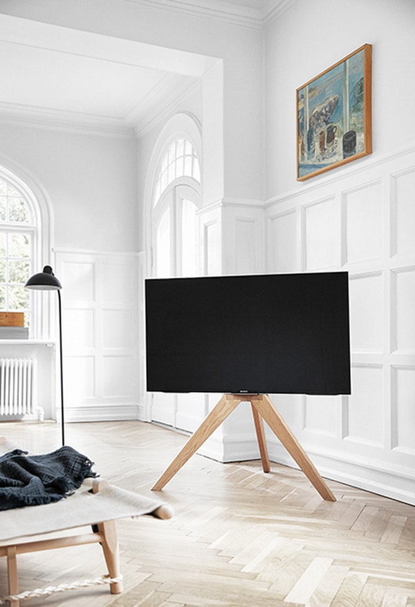 Trípode de madera como soporte de televisión