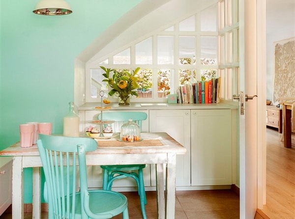 Muebles de madera y blancos combinados con otros colores