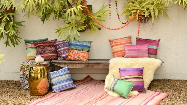 Muebles de madera con textiles de colores