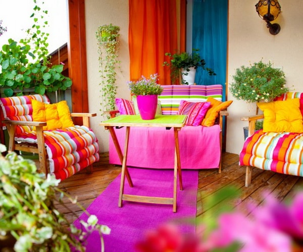 Colores fuertes para decorar la terraza