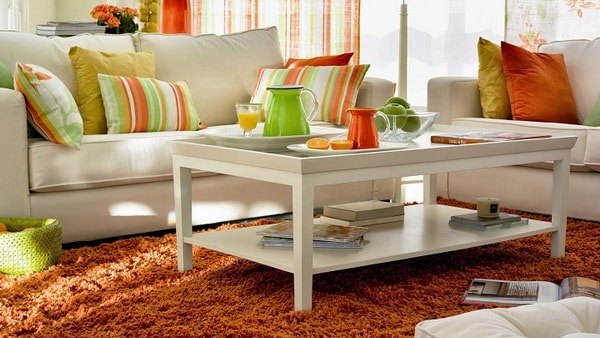Salón decorado en verde, naranja, amarillo y blanco