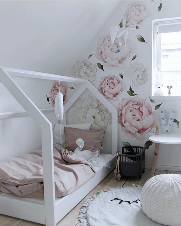 Papel pintado con flores en tonos claros para habitaciones infantiles