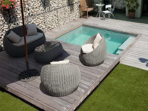 Patio pequeño con piscina