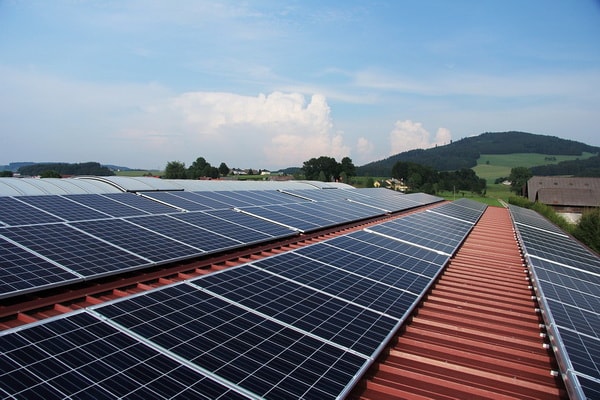 Techos de hogares con placas solares fotovoltaicas