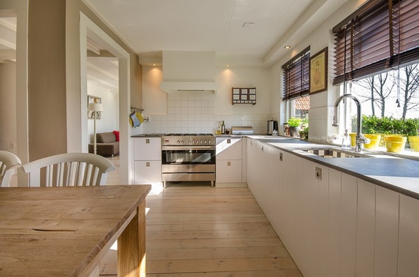 Cocinas abiertas con suelos de madera
