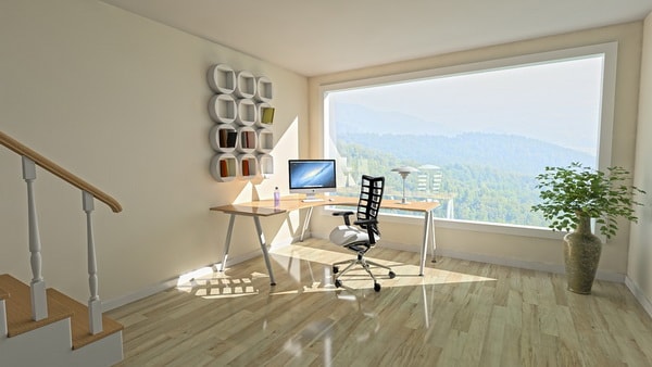 Oficina en casa con parquet de madera y una hermosa vista