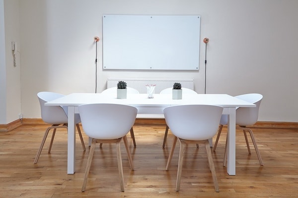 Comedor moderno con suelo de madera