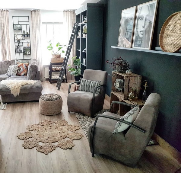 Decoración con cajas de madera y escaleras de mano