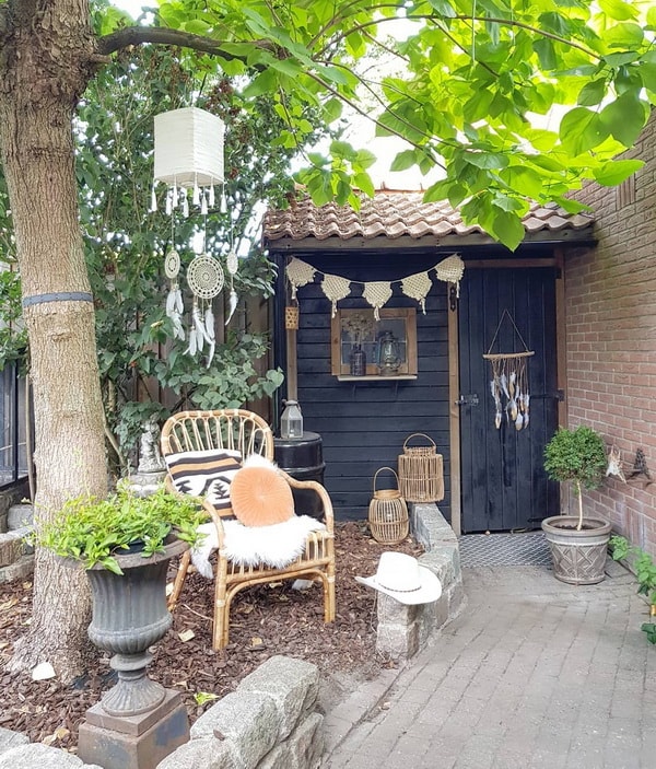 Decoración de un patio pequeño con objetos artesanales