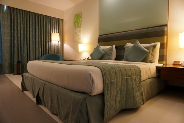 Mantas y cojines en la cama del dormitorio principal