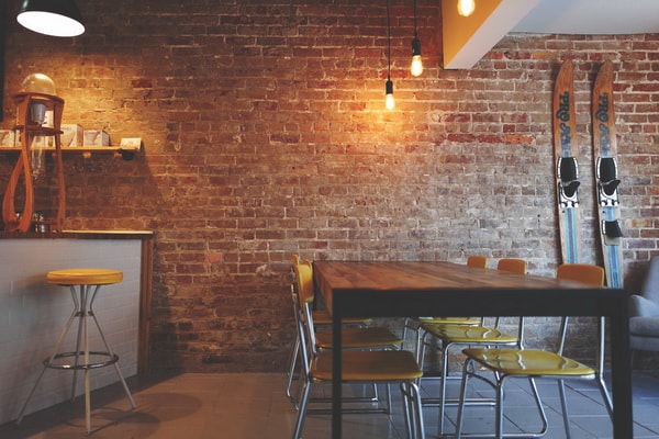 Cocina comedor con pared de ladrillo a la vista