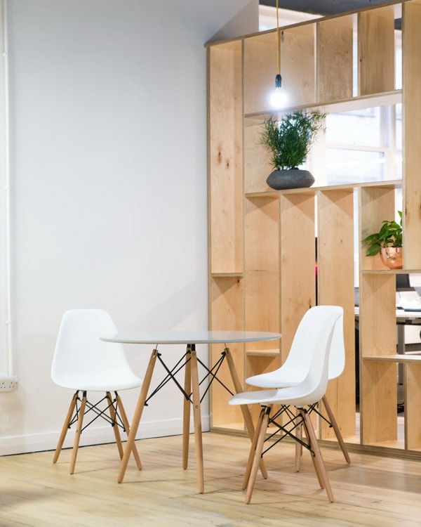 Comedores modernos en blanco y madera