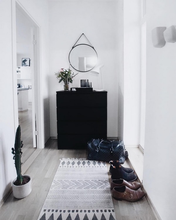 Recibidor con un mueble en color negro