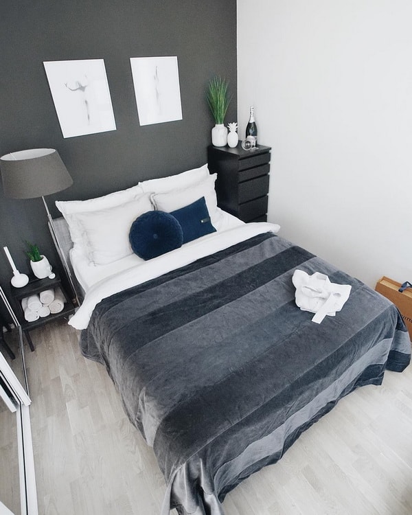 Dormitorio con pared en color negro