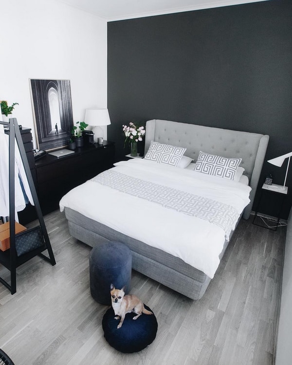 Dormitorio en blanco, negro y madera