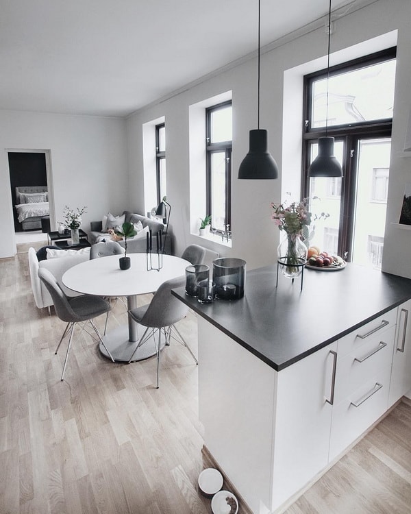 Blanco, gris y madera para un apartamento de estilo nórdico