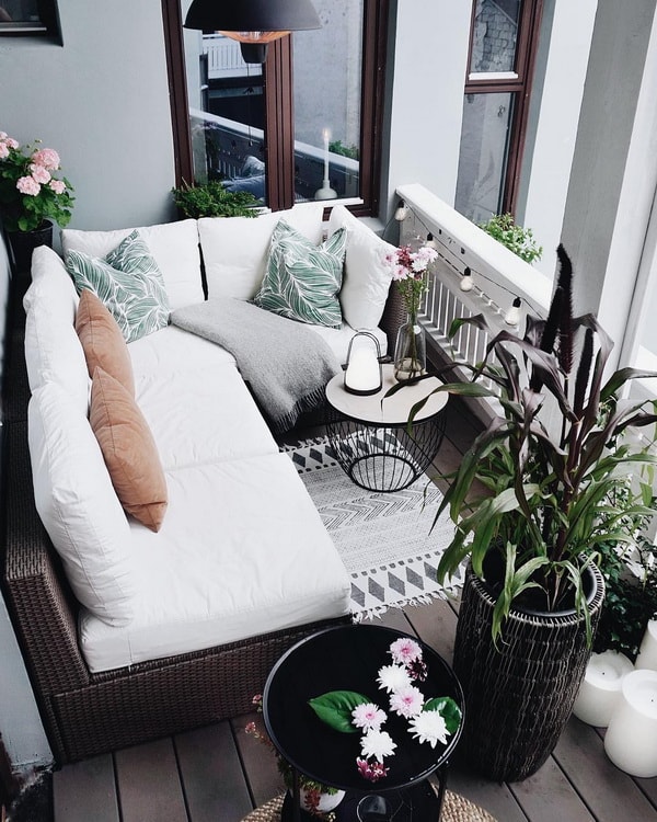 Pequeño balcón con muchas plantas