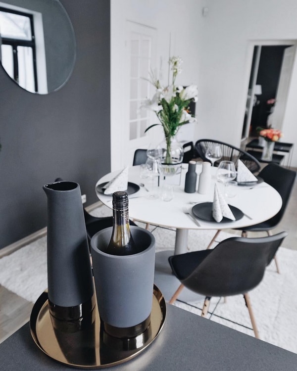 Blanco,gris, negro y suelo de madera
