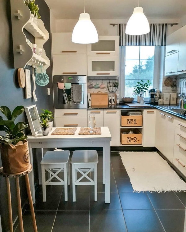 Suelo y una pared de la cocina en negro