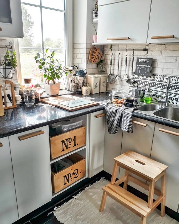 Encantadora cocina en blanco, madera y encimera negra