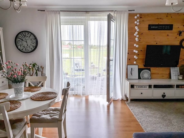 Blanco y madera en el salón comedor