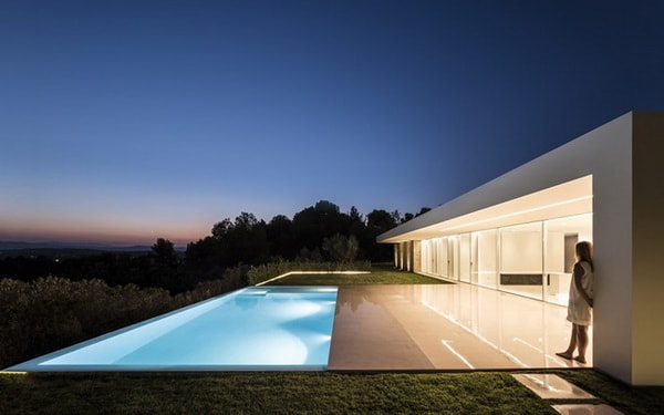 Piscina en casa minimalista