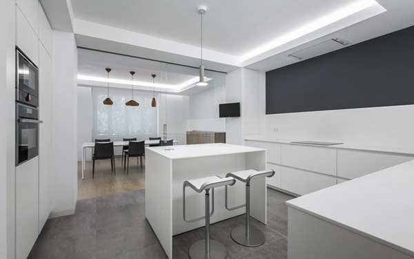Cocina abierta con estilo minimalista