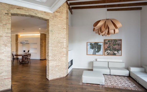 Pared de ladrillo a la vista en una casa con estilo minimalista