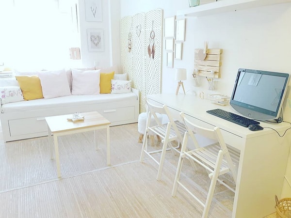 Espacio de trabajo en medio de la sala en un mini piso