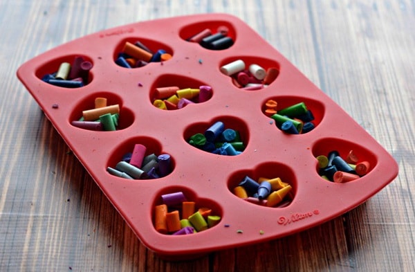 Molde para hornear con trozos de crayones