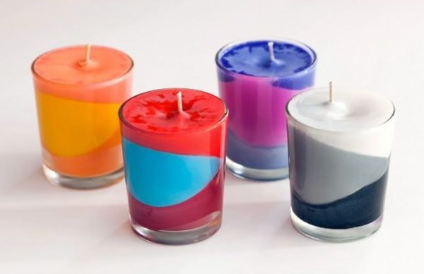 Velas de colores con crayones derretidos