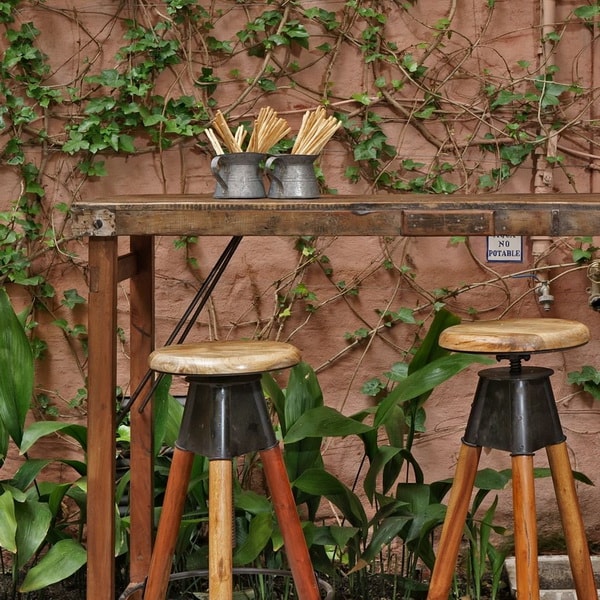 Taburetes de madera estilo industrial