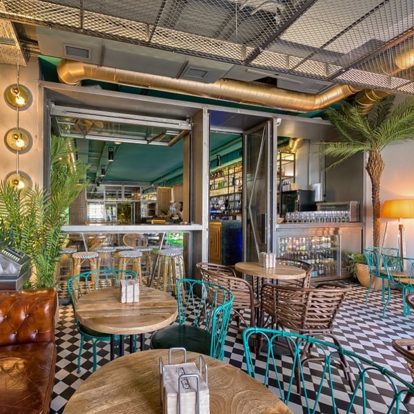 Decoración de restaurantes con mesas de madera y sillas de rattán