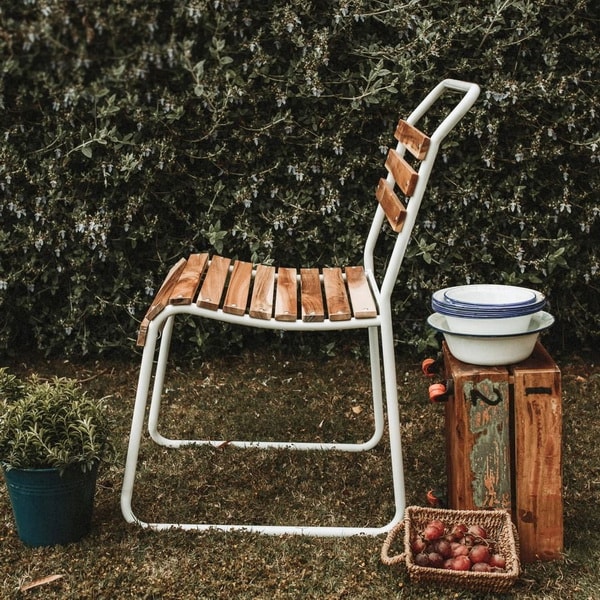 Silla con estructura metálica y asiento de madera