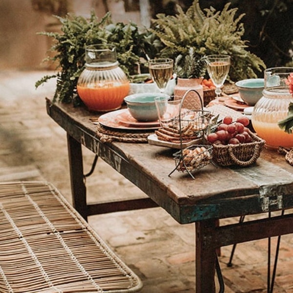 MEsa de madera y banco de rattán