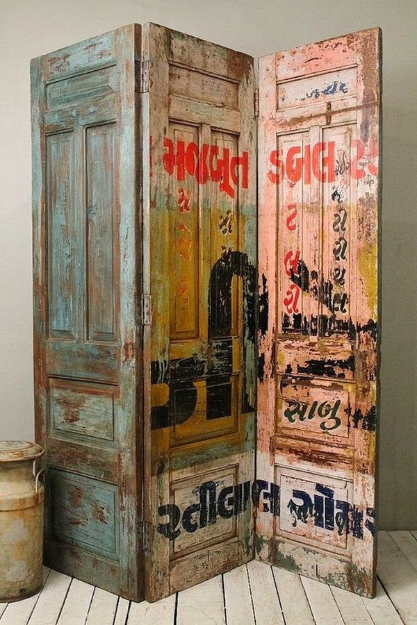 Biombo hecho con puertas viejas reutilizadas