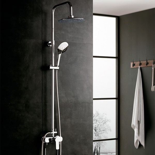 Baño moderno con paredes negras