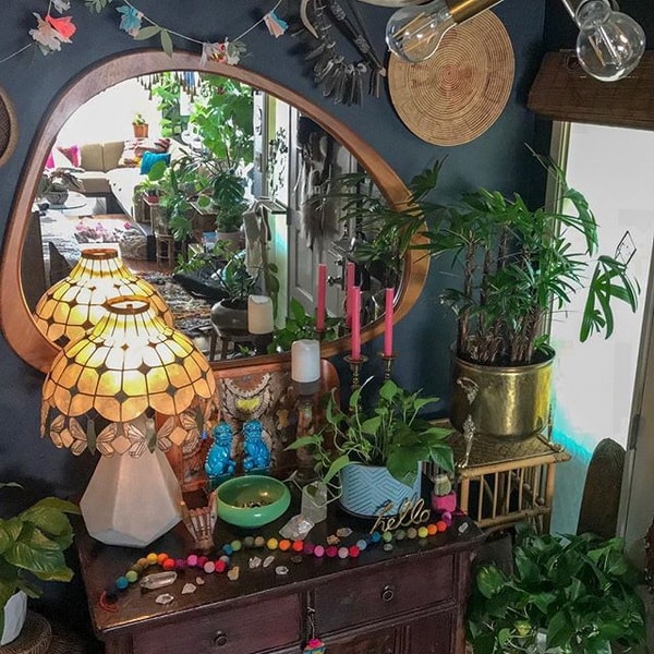Bonito espejo en un rincón decorado al más puro estilo bohemio