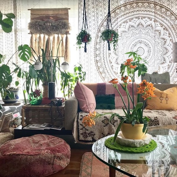 Sala con decoración estilo boho