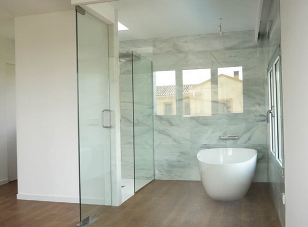 Baño en suite con paredes vidriadas