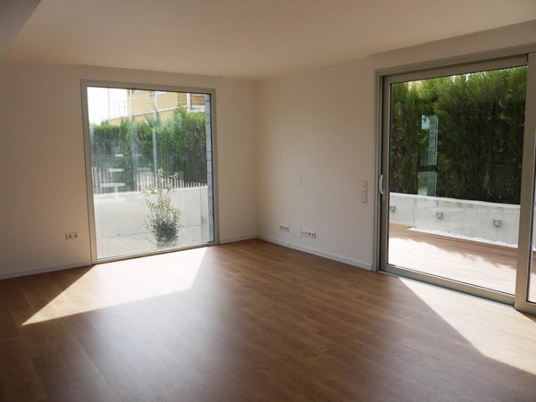 Amplios ventanales en una casa moderna y atemporal