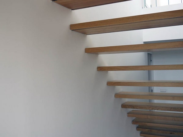 Escalera interior con escalones de madera natural